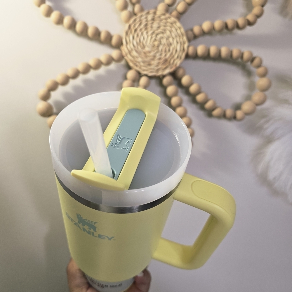 Stanley Lemon Yellow Tumbler with Handle - Picture 4 of 7